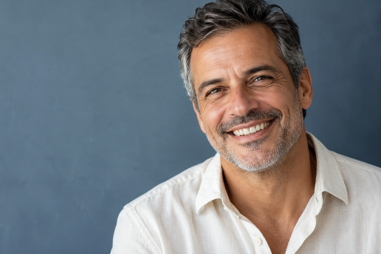 Retrato editorial de um homem sorrindo de forma espontânea